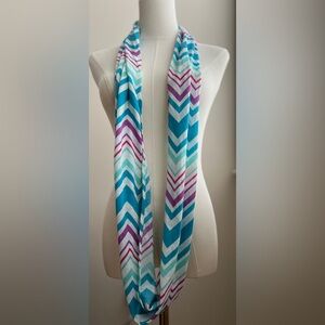 Chevron lite weight infinity scarf
Worn condition
Smoke free/pet free